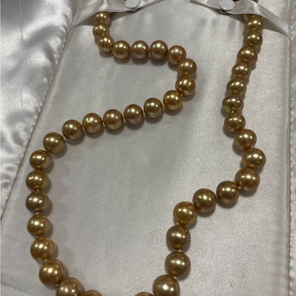 - Beautiful All Natural Gold Freshwater Pearls. Hand knotted pearls. 26” - Picture 6 of 13